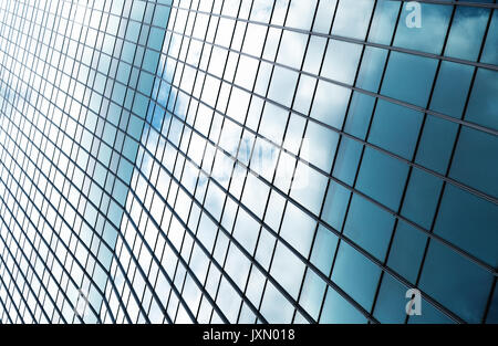 Modernes Glasgebäude Wolkenkratzer mit blauen bewölkten Himmel Reflexion Stockfoto