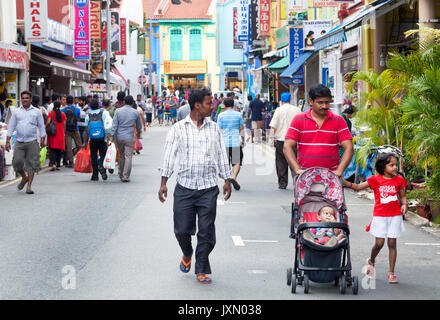 Singapur - 21. Februar 2016: die Menschen entlang der Einkaufsstraße in Little India Bezirk bummeln Stockfoto