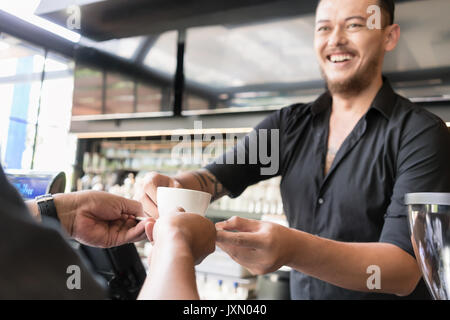 Barkeeper Espresso mit einem Kunden in einer mo-Dienst Stockfoto
