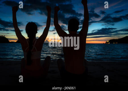 Junges Paar Gefühl glücklich und frei im Sommer Urlaub in Fl Stockfoto