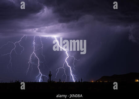 Starkes Gewitter mit Blitzen in der Wüste in der Nähe von Carefree, Arizona Stockfoto