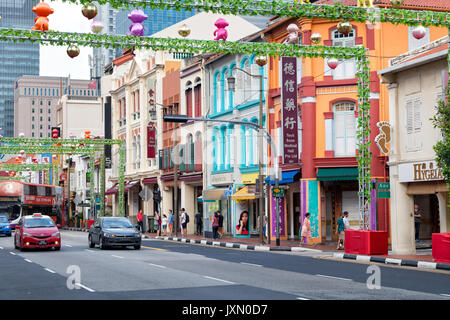 Singapur - 21. Februar 2016: farbenfrohe Gebäude entlang einer Straße in Chinatown Stockfoto