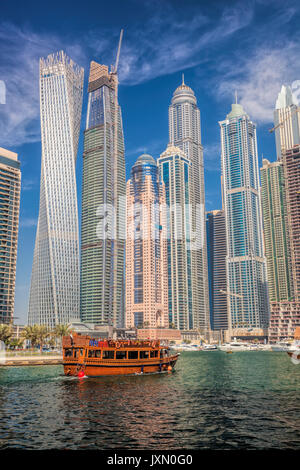 Dubai Marina mit Boot in Dubai, Vereinigte Arabische Emirate Stockfoto
