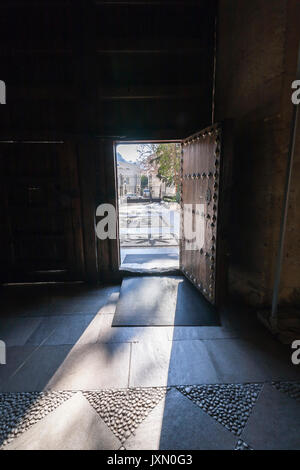 Granada, Spanien - 16. Februar 2013: Zugang Holztür, Rektorat der Universität von Granada an der Rückseite Beleuchtung, alte Royal Hospital, die Arbeit von 16 t Stockfoto