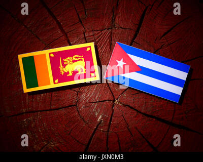 Sri Lanka Fahne mit der Kubanischen Flagge auf einem Baumstumpf isoliert Stockfoto