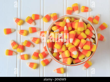 Candy corn in eine keramische Schüssel. Stockfoto