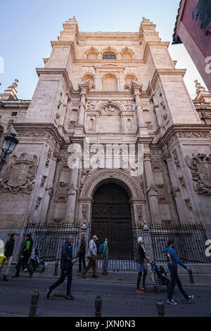 Granada, Spanien - 16. Februar 2013: Prächtige Tür, zwischen zwei starke Strebepfeiler gelegen, öffnet sich auf der Nordseite, Straße Carcel Baja und entspricht Stockfoto