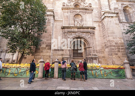 Traditioneller Markt Gewürze im Schatten der Kathedrale auf Carcel baja Straße, Granada, Spanien Stockfoto