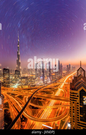 Dubai Stadt bei Nacht unter dem Sternenhimmel in Vereinigte Arabische Emirate Stockfoto