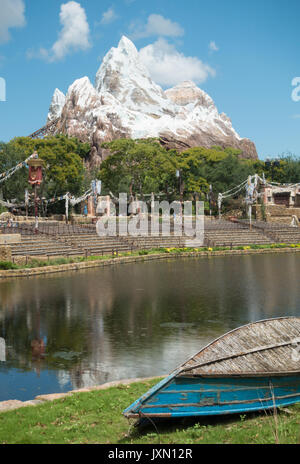 Suche Expedition Everest auf die Ströme des Lichts See in Richtung in Disneys Animal Kingdom Theme Park in Orlando, Florida. Stockfoto