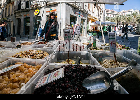 Granada, Spanien - 16. Februar 2013: Lebensmittelgeschäfte in der Nähe der Kathedrale, Romanilla Square, Granada, Andalusien, Spanien Stockfoto
