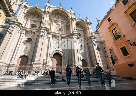 Hauptfassade der Kathedrale von Granada aus Pasiegas Platz, Menschen zu Fuß und die Sonne im Quadrat "Pasiegas", Granada, Spanien Stockfoto