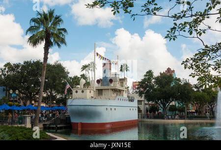 Mann und Rechnungen dockside Diner auf Echo Lake, Hollywood Studios, Walt Disney World, Orlando, Florida. Stockfoto