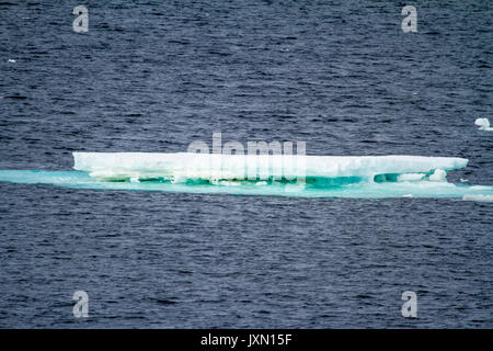 Antarktis - Non-Tabular Eisbergs - Pinnacle geformte Eisberg im Ozean - Antarktis In einem bewölkten Tag driften Stockfoto