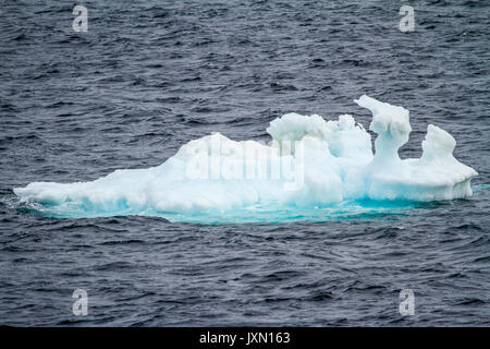 Antarktis - Non-Tabular Eisbergs - Pinnacle geformte Eisberg im Ozean - Antarktis In einem bewölkten Tag driften Stockfoto