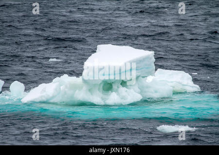 Antarktis - Non-Tabular Eisbergs - Pinnacle geformte Eisberg im Ozean - Antarktis In einem bewölkten Tag driften Stockfoto