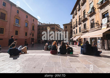 Granada, Spanien - 16. Februar 2013: Touristen auf die Schritte der Square Las Pasiegas, gegenüber der Pforte der Kathedrale, Granada, Spanien Stockfoto