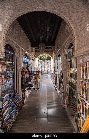 Handel für Touristen neben der Kathedrale, Zoco, Granada, Andalusien, Spanien Stockfoto