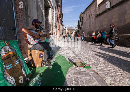 Musiker spielen für ein paar Münzen in die Carrera del Darro an einem Sonntagnachmittag, Granada, Spanien Stockfoto