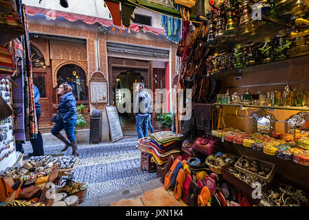 Handel der Arabischen Produkte in der genannten Straße der Teestuben, Blick aus dem Shop, Granada, Andalusien, Spanien Stockfoto