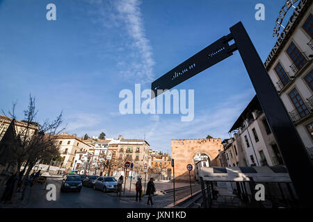 Granada, Spanien - 16. Februar 2013: Platz der Freiheit Wo ist der Bogen von Elvira und beginnt der Aufstieg zum Albaicin Viertel, Granada, Spanien Stockfoto