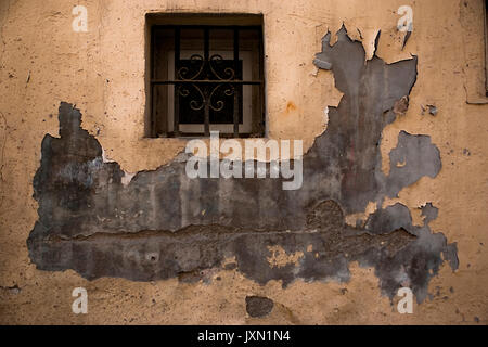 Kleines Fenster und kaputte Wand, Granada, Andalusien, Spanien Stockfoto