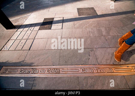 Granada, Spanien - 16. Februar 2013: Eisen Bronze, die die Lage der Straßen, die wir auf dem Boden, Granada ging zeigt, Spanien Stockfoto