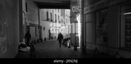 Eine Straßenszene in Paris geschossen in Schwarz und Weiß Stockfoto