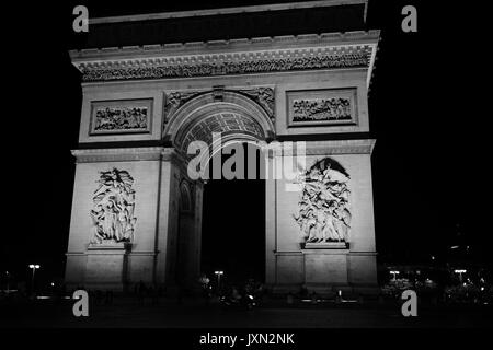 Ein Schuss in der Nacht des Arc de Triomphe de l'Étoile, eines der berühmtesten Denkmäler in Paris getroffen, am Ende der Champs-Élysées Stockfoto