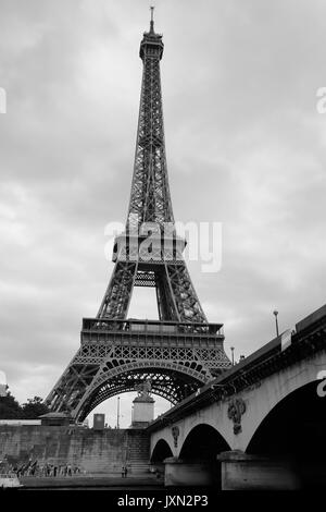 Der Eiffelturm in Paris, wie er von der seine aus gesehen wird, wenn er auf einer Bootstour in Schwarz-Weiß fotografiert wird Stockfoto