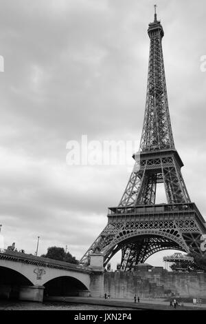 Der Eiffelturm in Paris, wie er von der seine aus gesehen wird, wenn er auf einer Bootstour in Schwarz-Weiß fotografiert wird Stockfoto