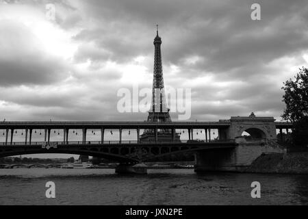 Der Eiffelturm in Paris, wie er von der seine aus gesehen wird, wenn er auf einer Bootstour in Schwarz-Weiß fotografiert wird Stockfoto