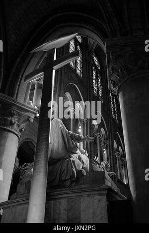 Der Abstieg vom Kreuz Statue in der Kathedrale Notre Dame, Paris von Nicolas Coustou, in natürlichem Licht genommen und geschossen in Schwarz und Weiß. Stockfoto