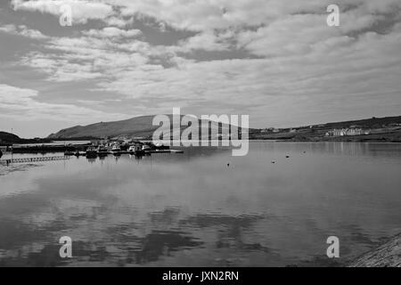 Das ruhige Meer in Portmagee, County Kerry, Irland mit Valentia Island in der Ferne Stockfoto