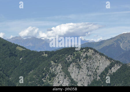 Eine Landschaft von grünen Bergen mit Kiefern und Tannen, Felsen und Gletscher, im Vigezzo Tal, Nördliche Alpen Stockfoto