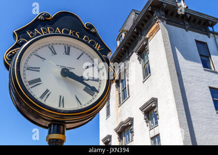 Street clock on 8th Street SE in der Kaserne Zeile Nachbarschaft, Washington, D.C., USA. Stockfoto
