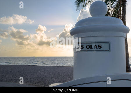 Ein Blick auf den Strand in der Nähe von Las Olas in Ft. Lauderdale, FL während ein sommermorgen. Stockfoto