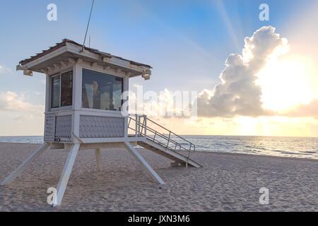 Ein Rettungsschwimmer stehen auf einem Strand in der Nähe von Las Olas in Ft. Lauderdale, FL auf ein sommermorgen. Stockfoto