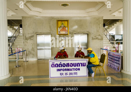 Wat Huai Pla Kung 9 Stufe Tempel, Aufzug an der gigantischen chinesischen Stil Buddha Statue, touristische Informationen, Männer in Uniformen, Chiang Rai Thailand Stockfoto