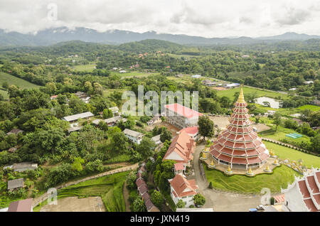 Wat Huai Pla Kung, Luftaufnahme auf große Pagode von der Oberseite des riesigen chinesischen Stil Buddha Statue, Chiang Rai, Thailand Stockfoto