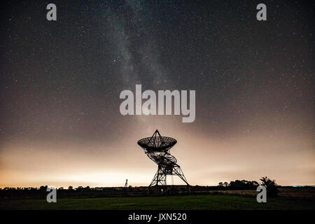 Milchstraße hinter einem Radioteleskop Gericht der Mullard Radio Astronomy Observatory, von der Universität Cambridge Stockfoto