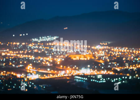 Gori, Shida Kartli Region, Georgia. Absract verschwommen Bokeh architektonischen urbane Kulisse. Echten verschwommen Bunt Bokeh Hintergrund mit Defokussierten leuchtet Stockfoto