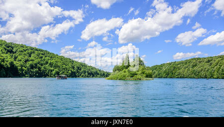 Touristen fahren auf Sportboote auf See Kazyak, im Nationalpark Plitvicer Seen. Stockfoto