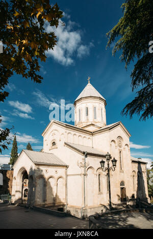 Tiflis Georgien. Kashveti Kirche St. George, Weiß der Georgischen Orthodoxen Kirche von Cross-Dome Stil im sonnigen Herbsttag. Stockfoto