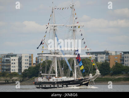 London, UK, 16. August 2017 Sea Cadet Sail Training Ship TS Royalistischen kommt auf der Themse. London, nach dem Gewinn der 2017 Tall Ships Race. Gutschrift: Stockfoto