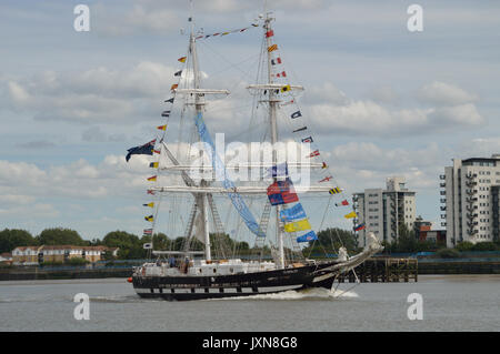 London, UK, 16. August 2017 Sea Cadet Sail Training Ship TS Royalistischen kommt auf der Themse. London, nach dem Gewinn der 2017 Tall Ships Race. Gutschrift: Stockfoto