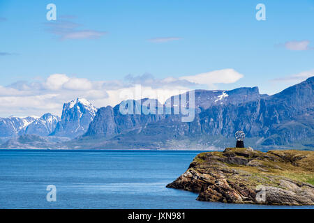 Polarkreis Denkmal Globus Skulptur auf vikingen Insel Rødøy Gemeinde, Nordland, Norwegen, Skandinavien, Europa. Mefjorden Stockfoto