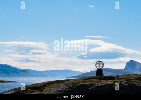 Polarkreis Denkmal Globus Skulptur auf vikingen Insel Rødøy Gemeinde, Nordland, Norwegen, Skandinavien Stockfoto