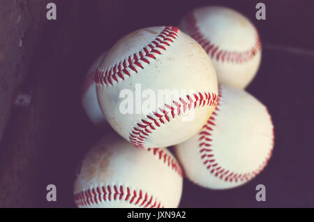 Stapel des Baseballs für Ball Spieler, Ausrüstung für das Spiel benötigt. Stockfoto