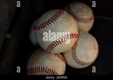 Stapel des Baseballs für Ball Spieler, Ausrüstung für das Spiel benötigt. Stockfoto